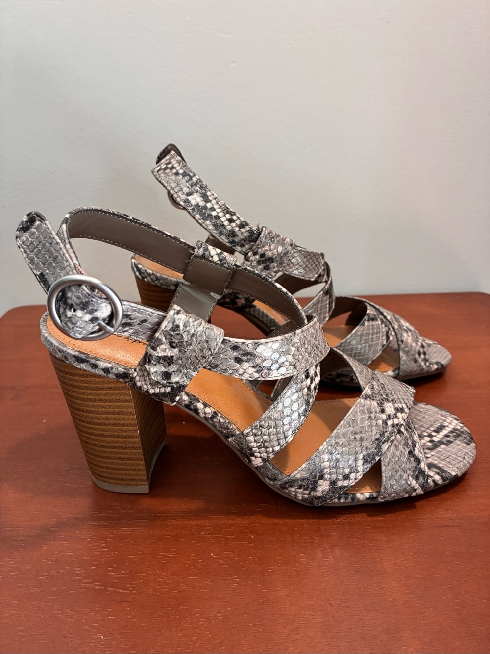 a.n.a Nadia Heels Sandals Snake Skin Print Taupe Gray Sz 7.5 New w/o Tags or Box - Picture 2 of 11